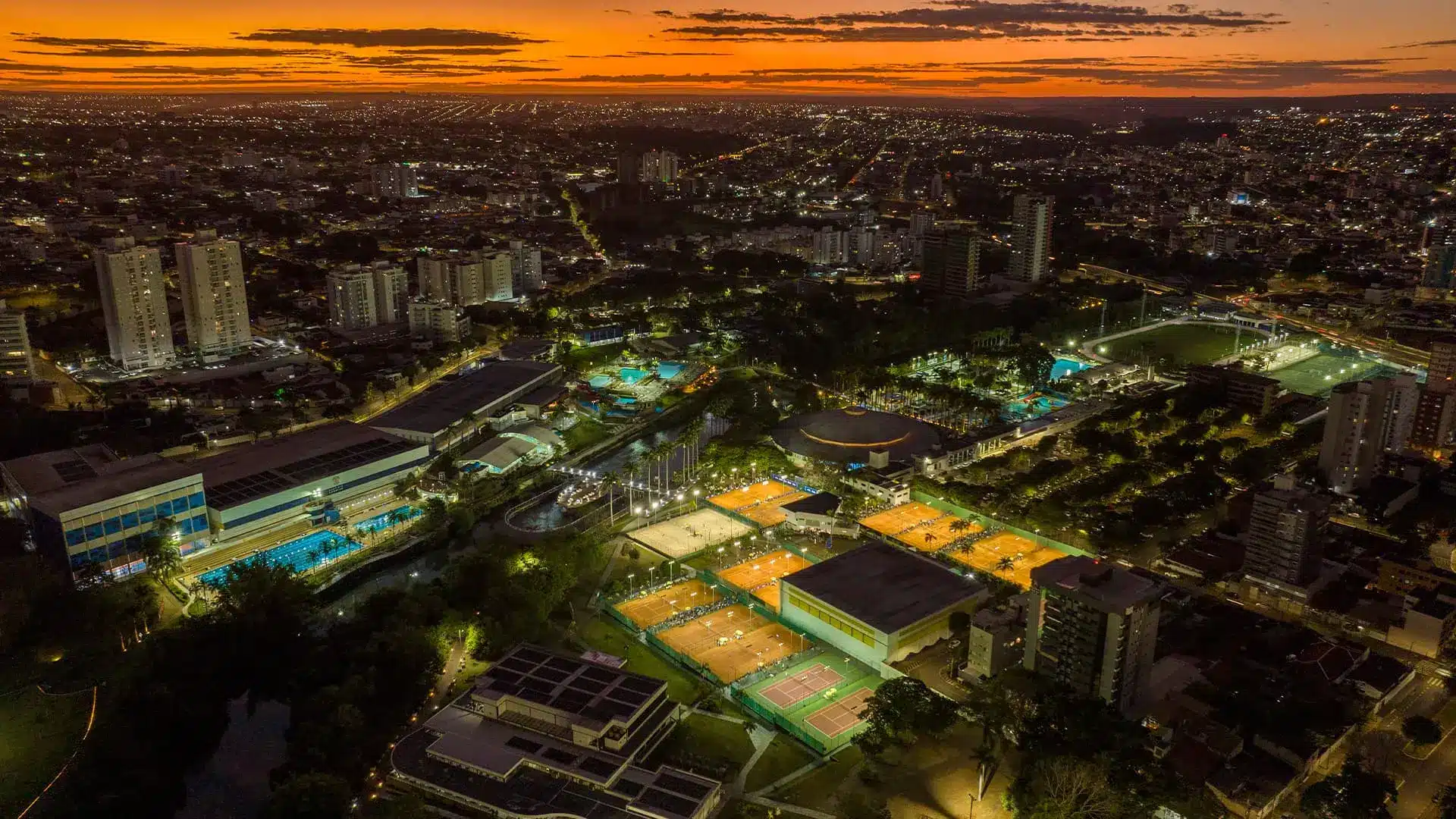 praia clube visão área noturna