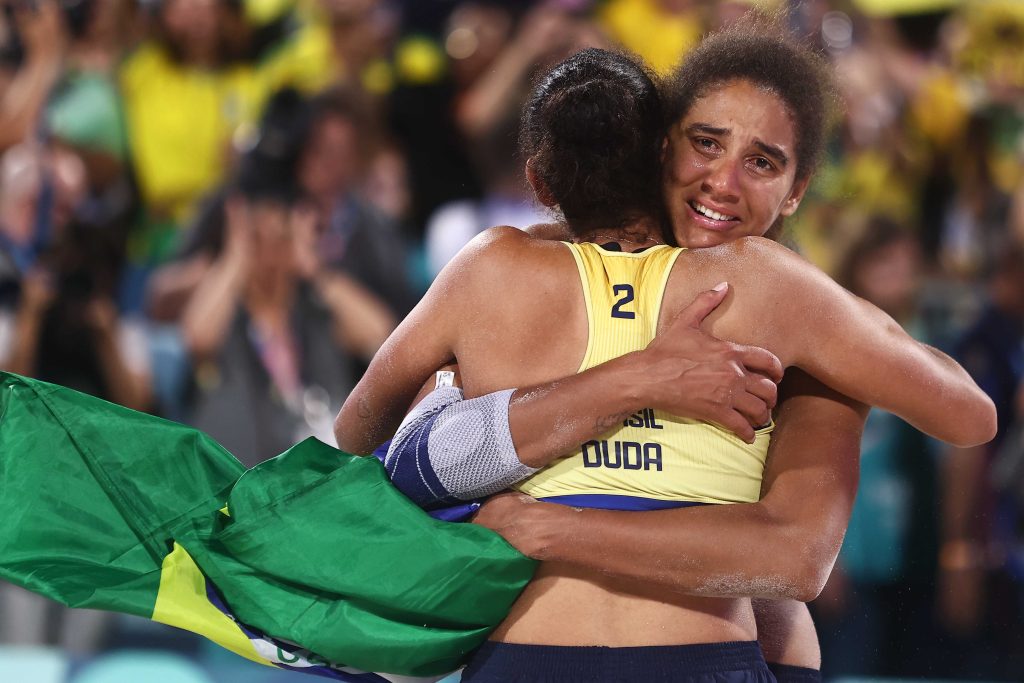 Praia Clube - Duda e Ana Patrícia fazem história com primeiro ouro olímpico do Praia Clube