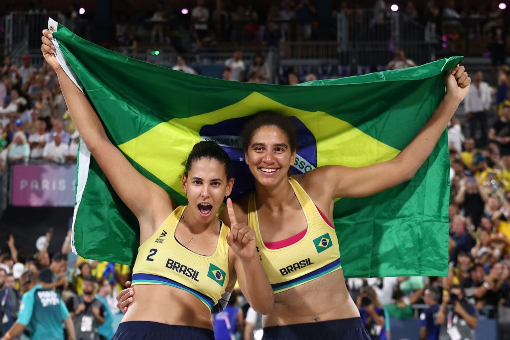 Praia Clube - Duda e Ana Patrícia fazem história com primeiro ouro olímpico do Praia Clube