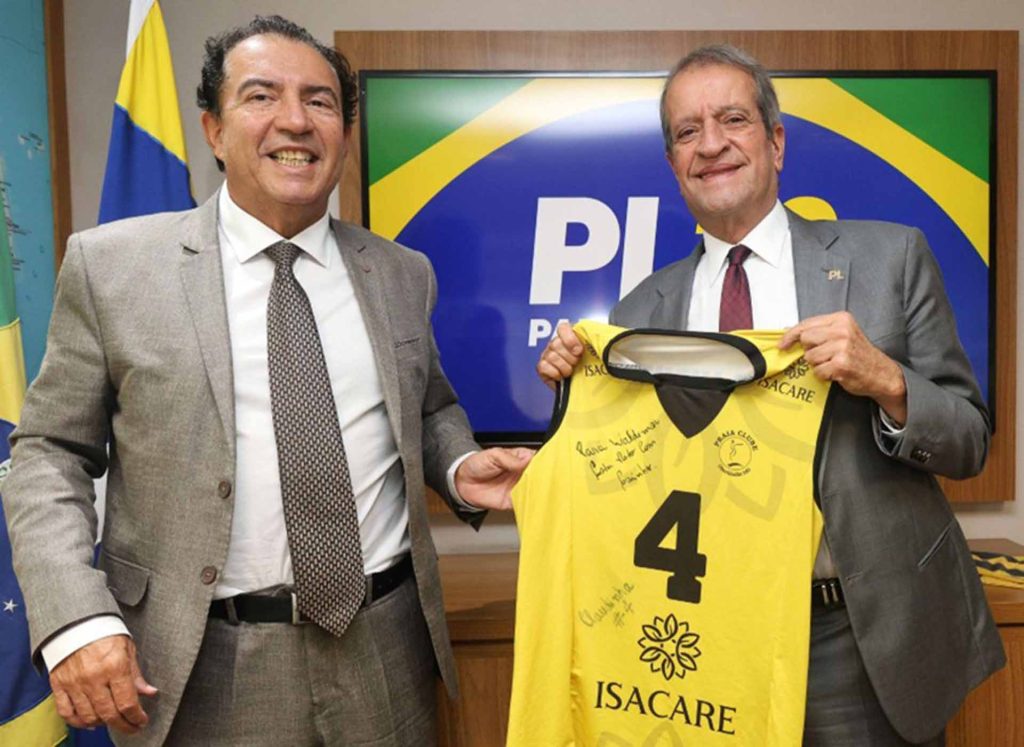 Praia Clube - Diretor do Praia Clube presenteia líder partidário em visita a Brasília
